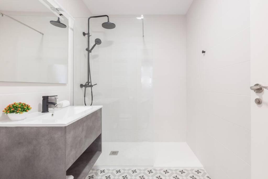 New Gorgeous Central Apartment - Beachfront - 3 Bd 圣塞瓦斯蒂安 外观 照片